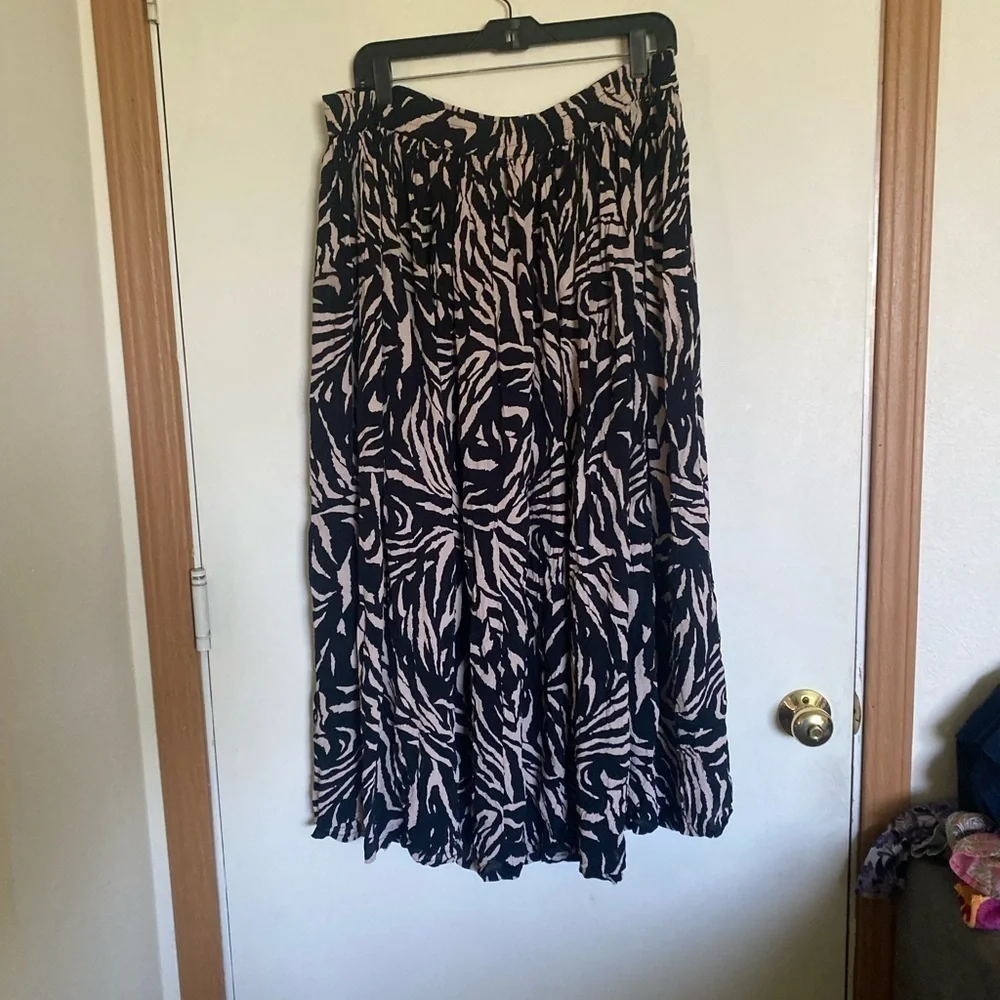 Plus size Avenue 18/20 stretch skirt, animal print